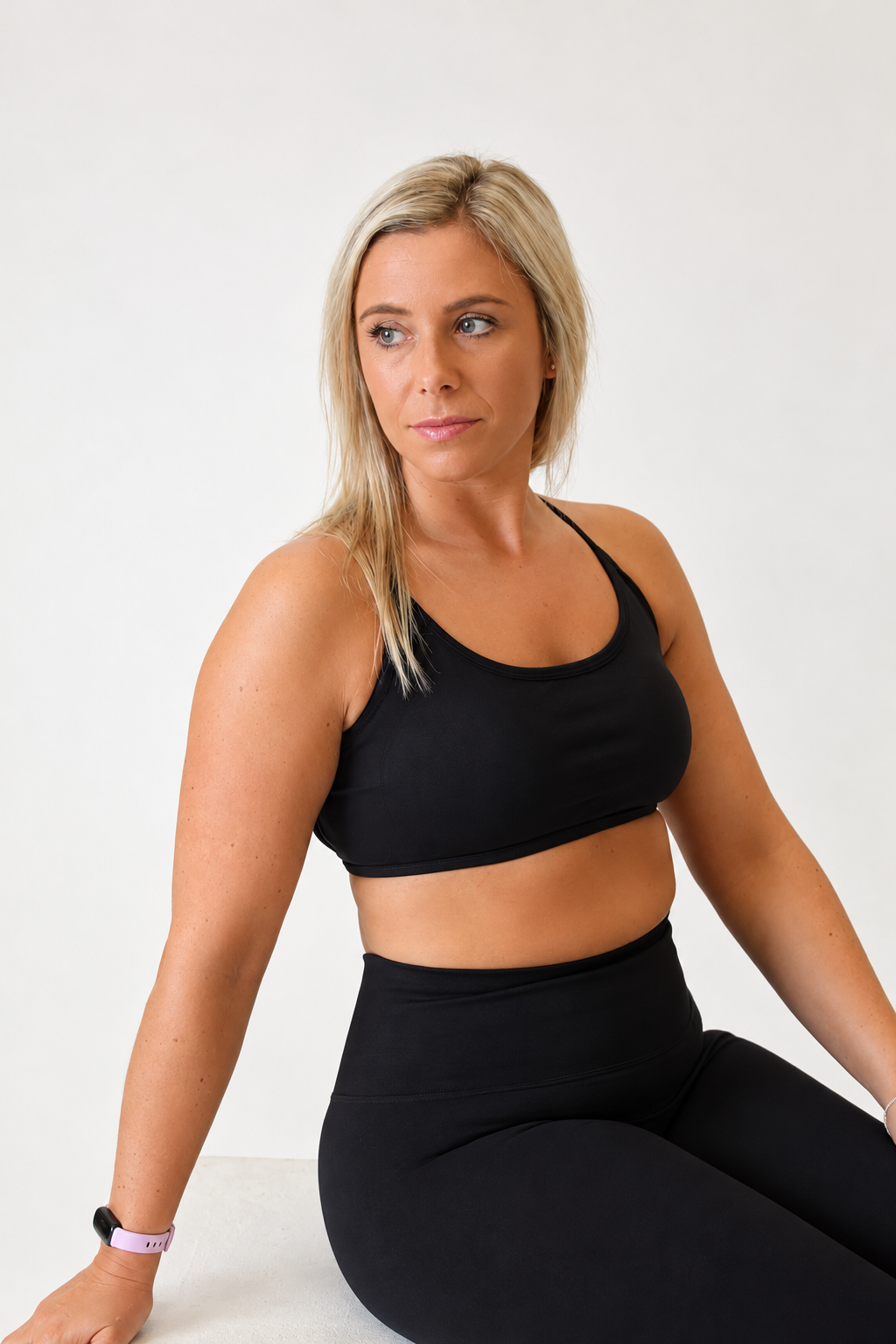Black Adjustable Cross Back Sports Bra – Ilume